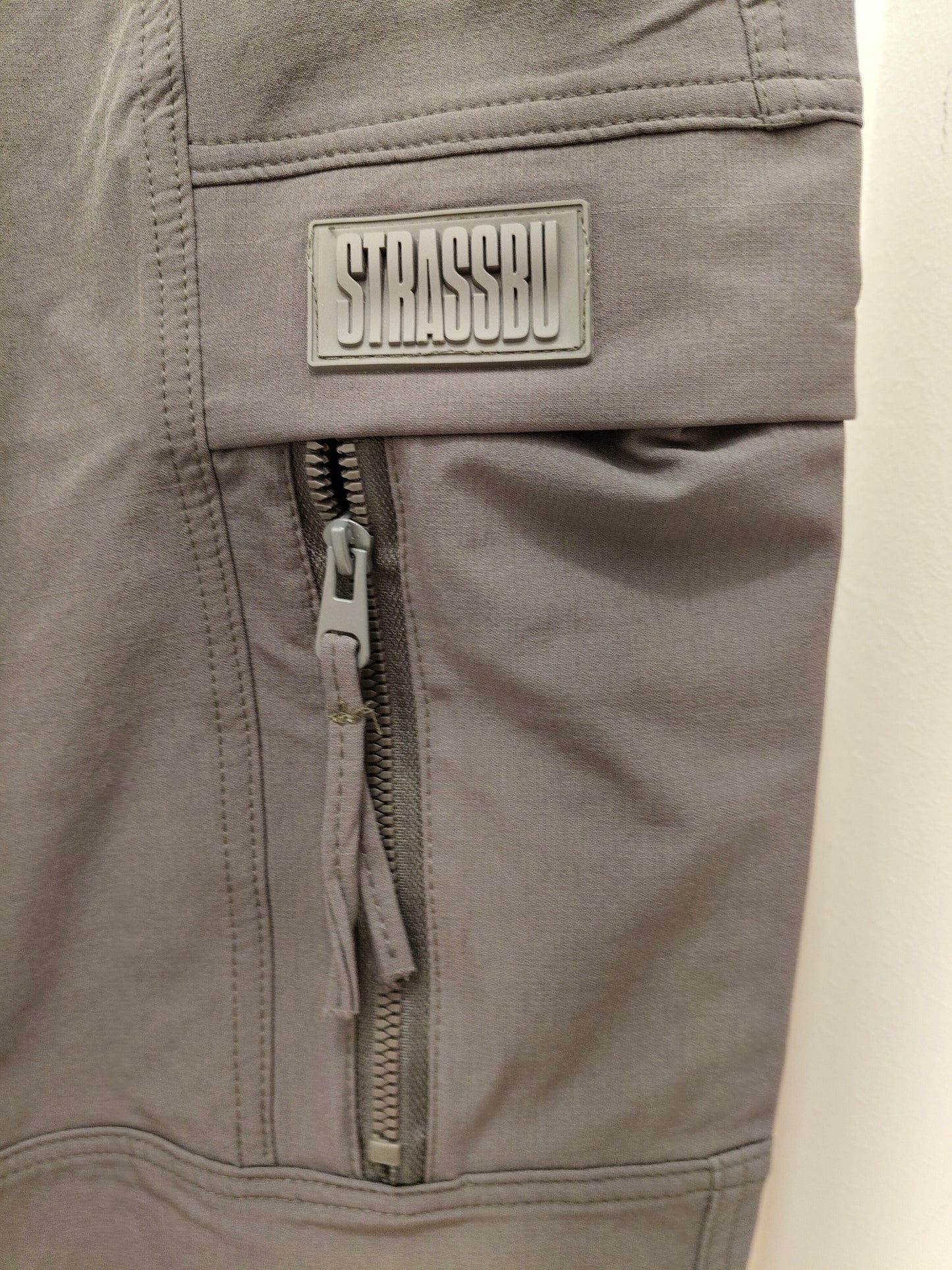 Mens Cargo Pants (Size 32)