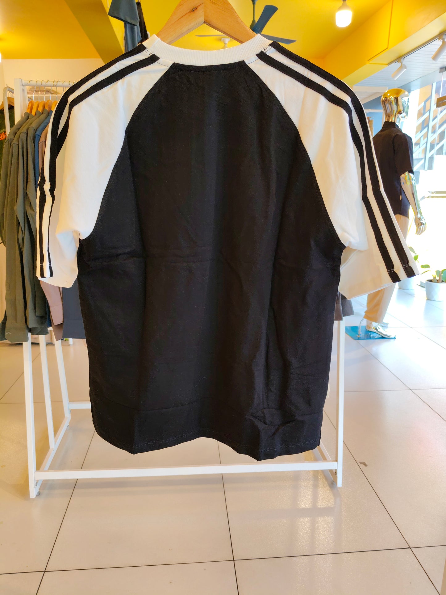 OVERSIZED TSHIRT  (SMALL)