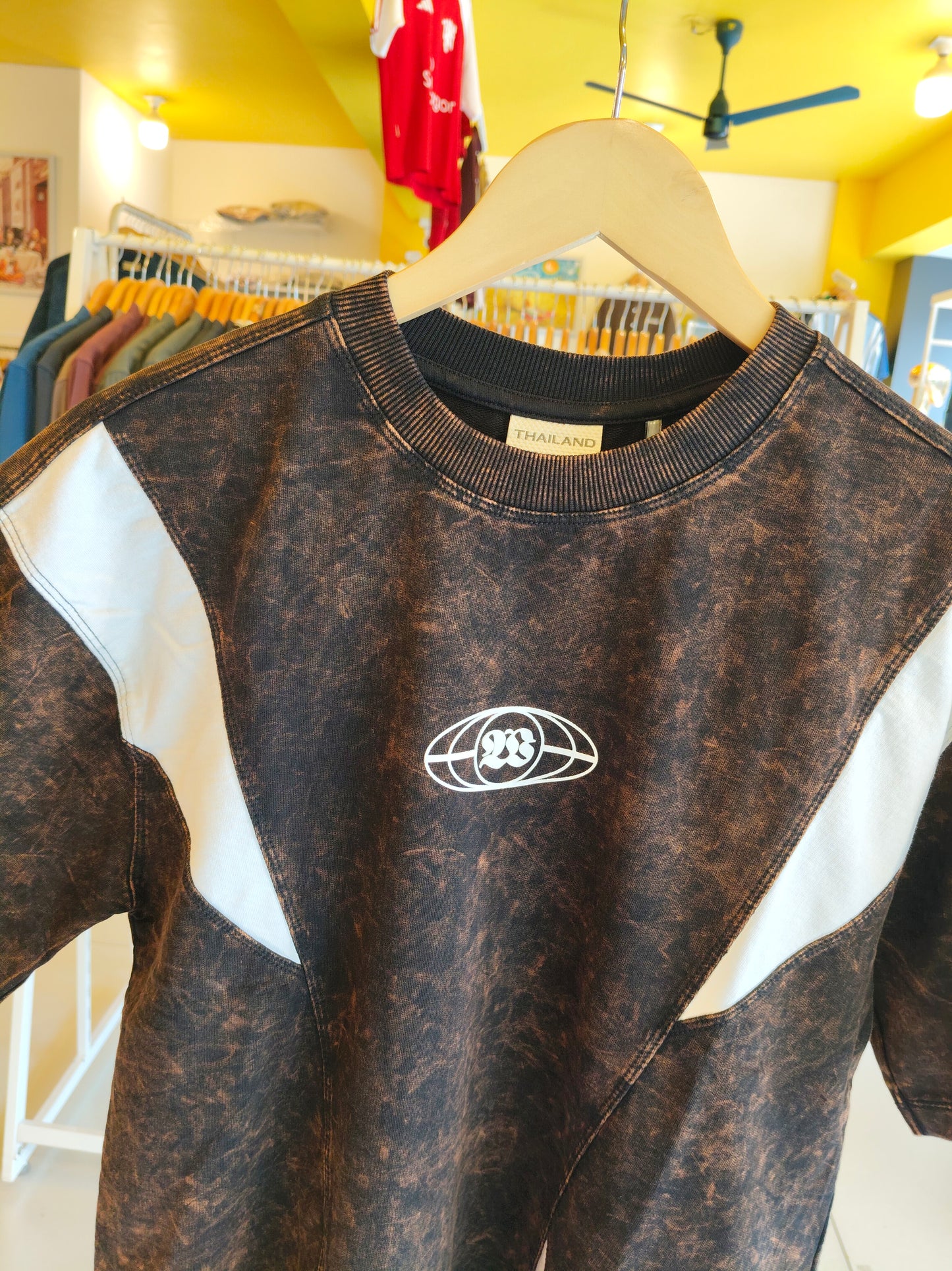 OVERSIZED TSHIRT  ( MEDIUM )