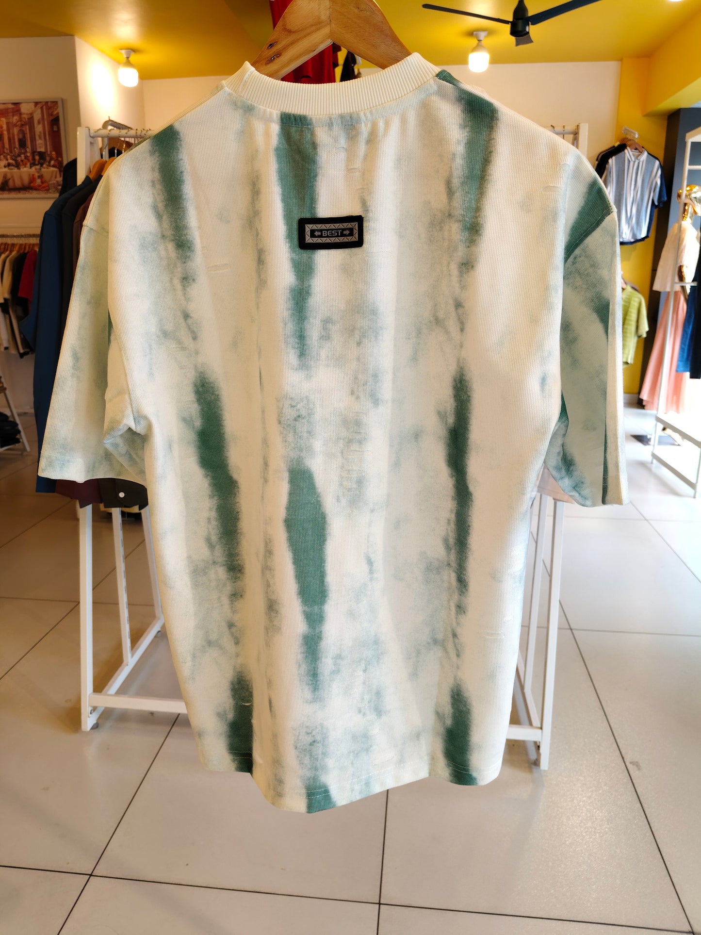 OVERSIZED TSHIRT  (  LARGE )