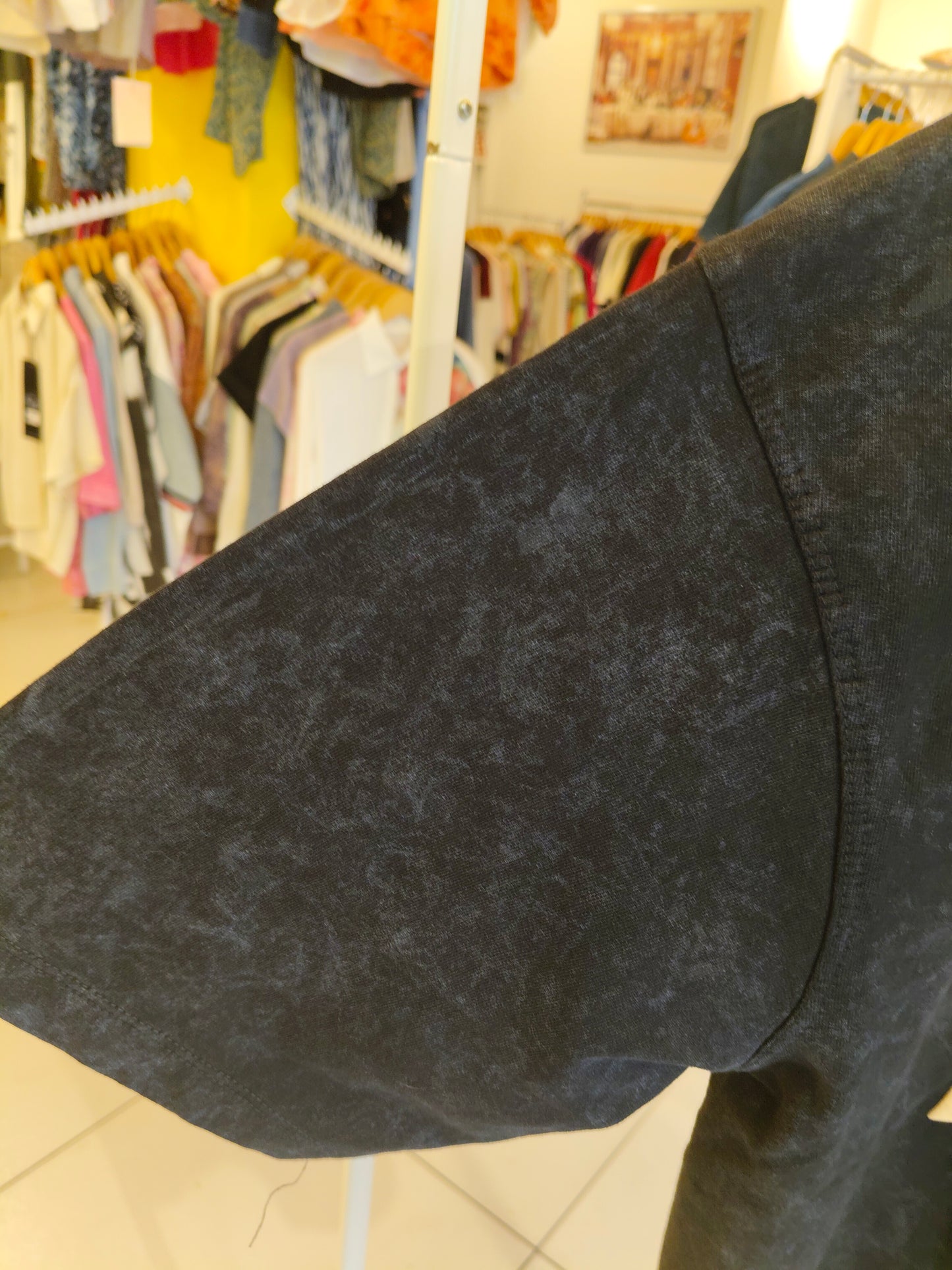 OVERSIZED TSHIRT  ( MEDIUM )