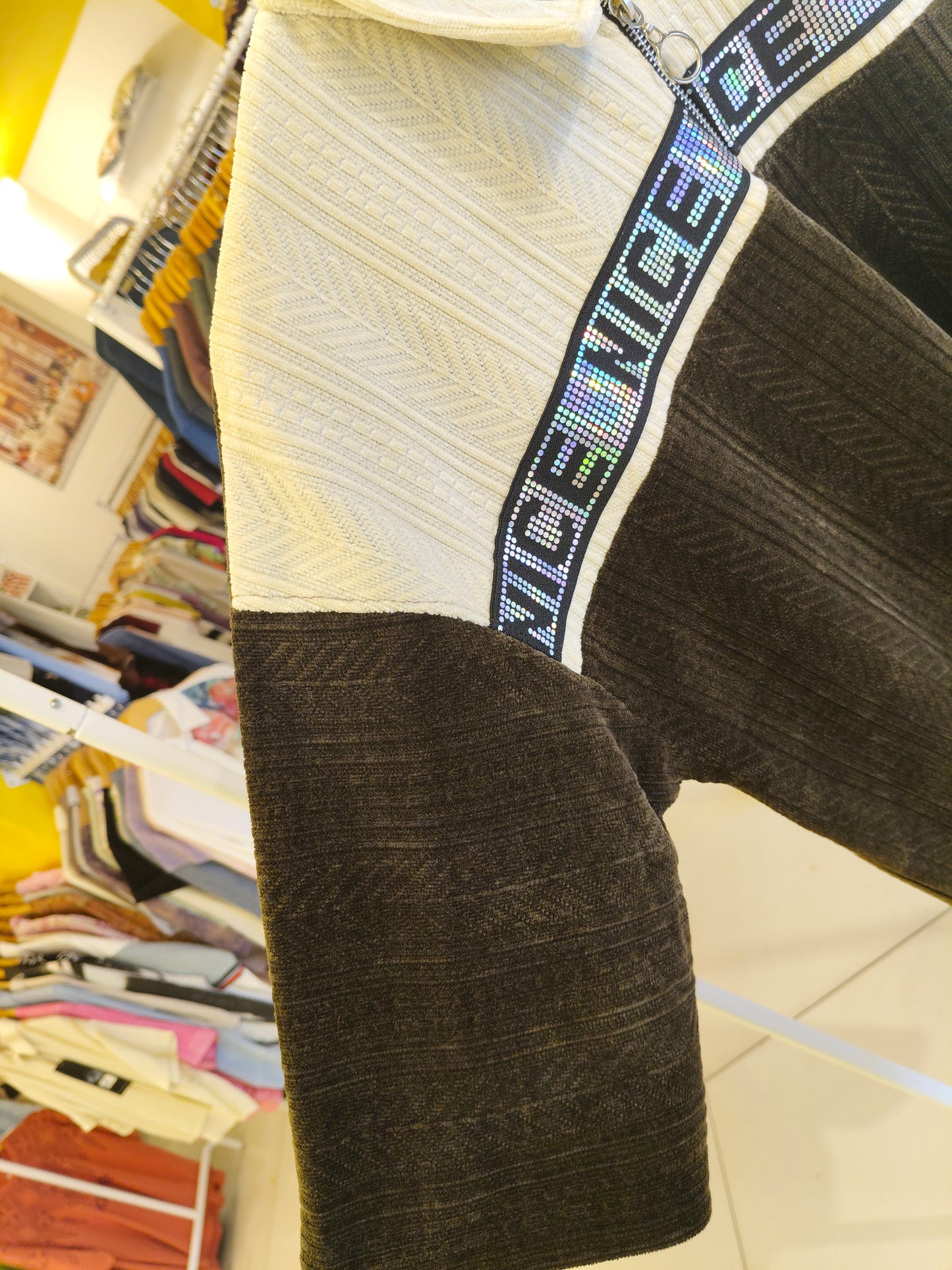 OVERSIZED TSHIRT  ( MEDIUM )