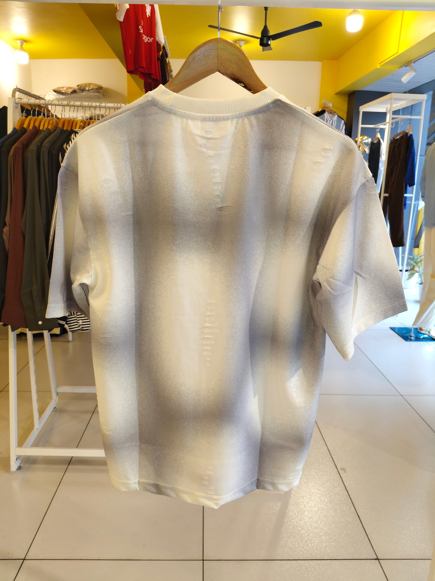 OVERSIZED TSHIRT  ( MEDIUM )