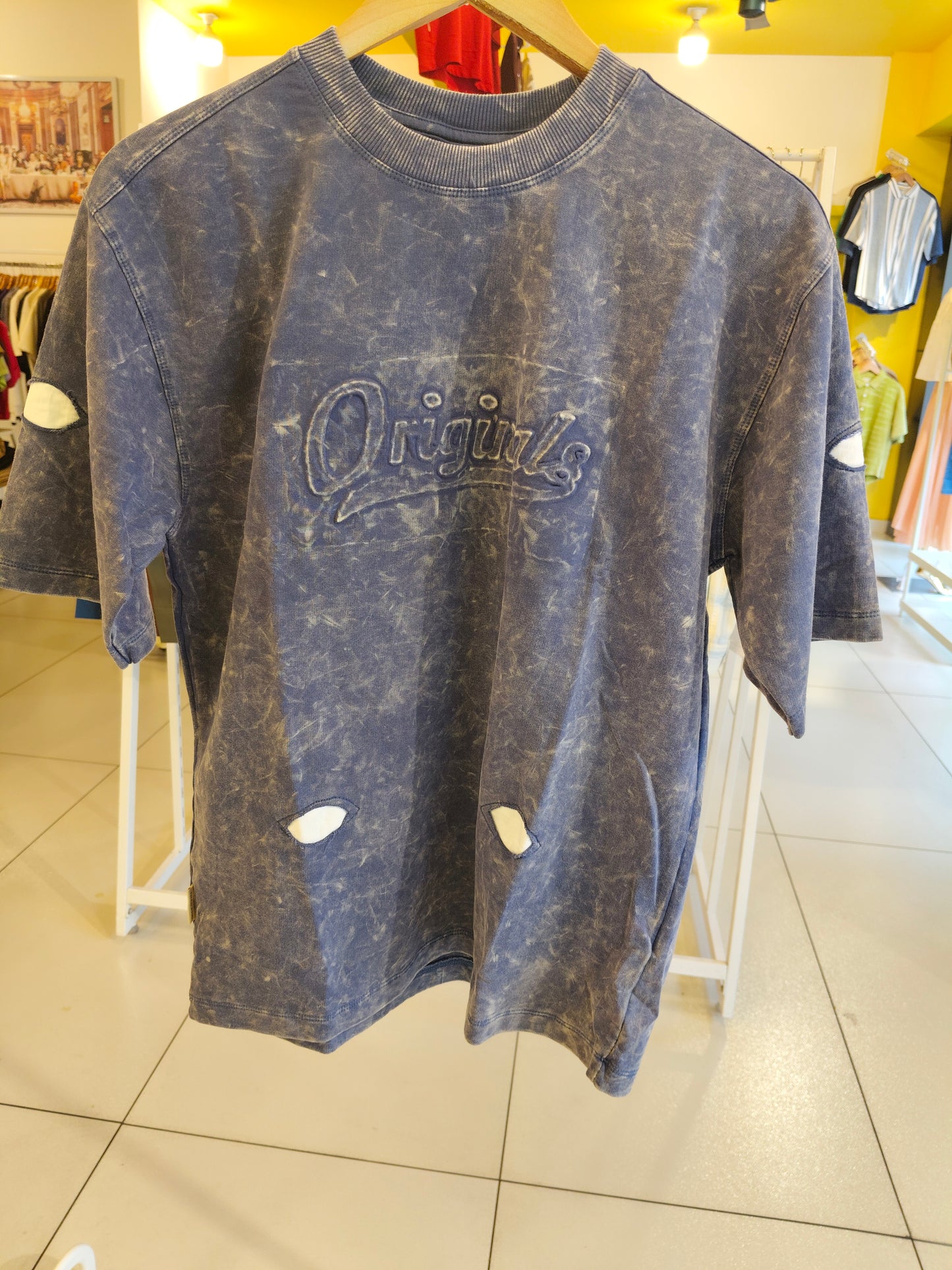 OVERSIZED TSHIRT  ( MEDIUM )