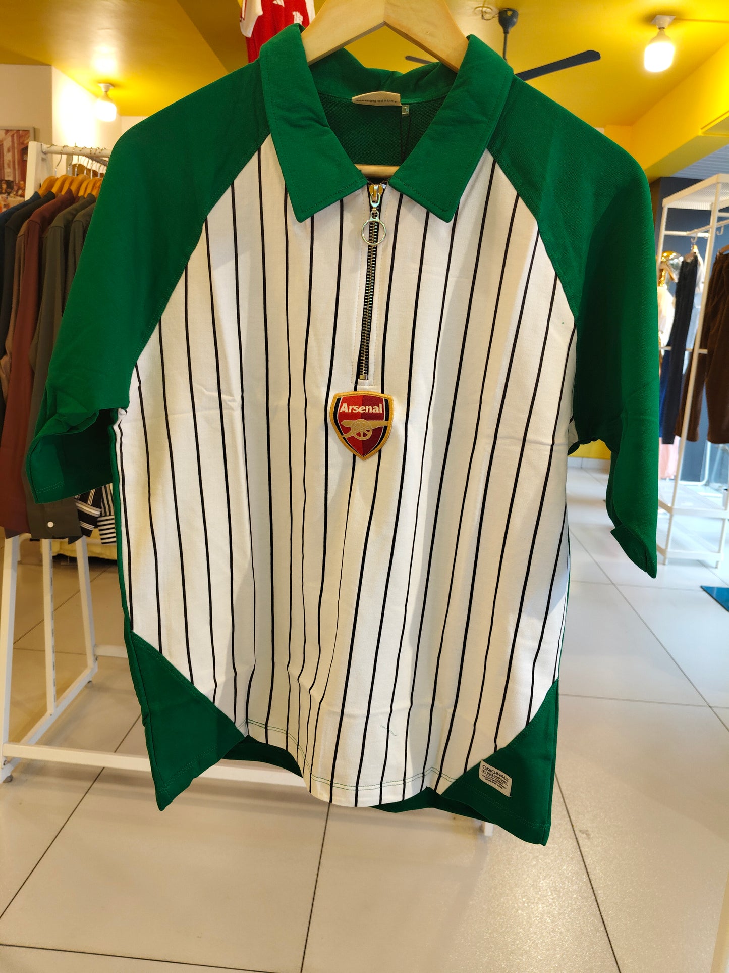 OVERSIZED TSHIRT  ( SMALL )