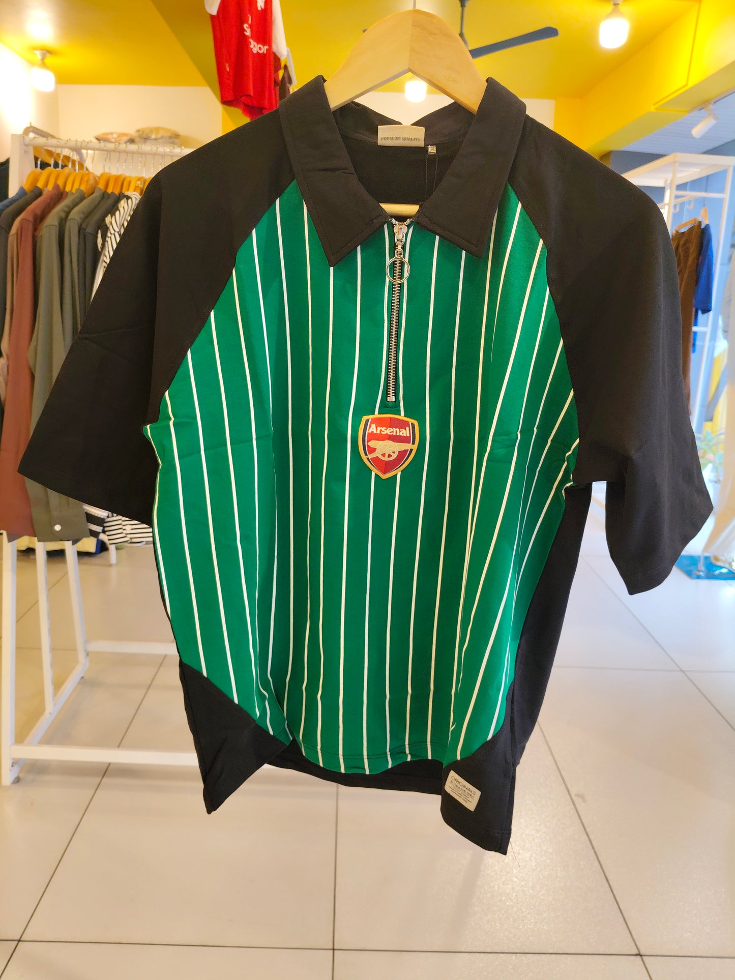 OVERSIZED TSHIRT  ( SMALL )