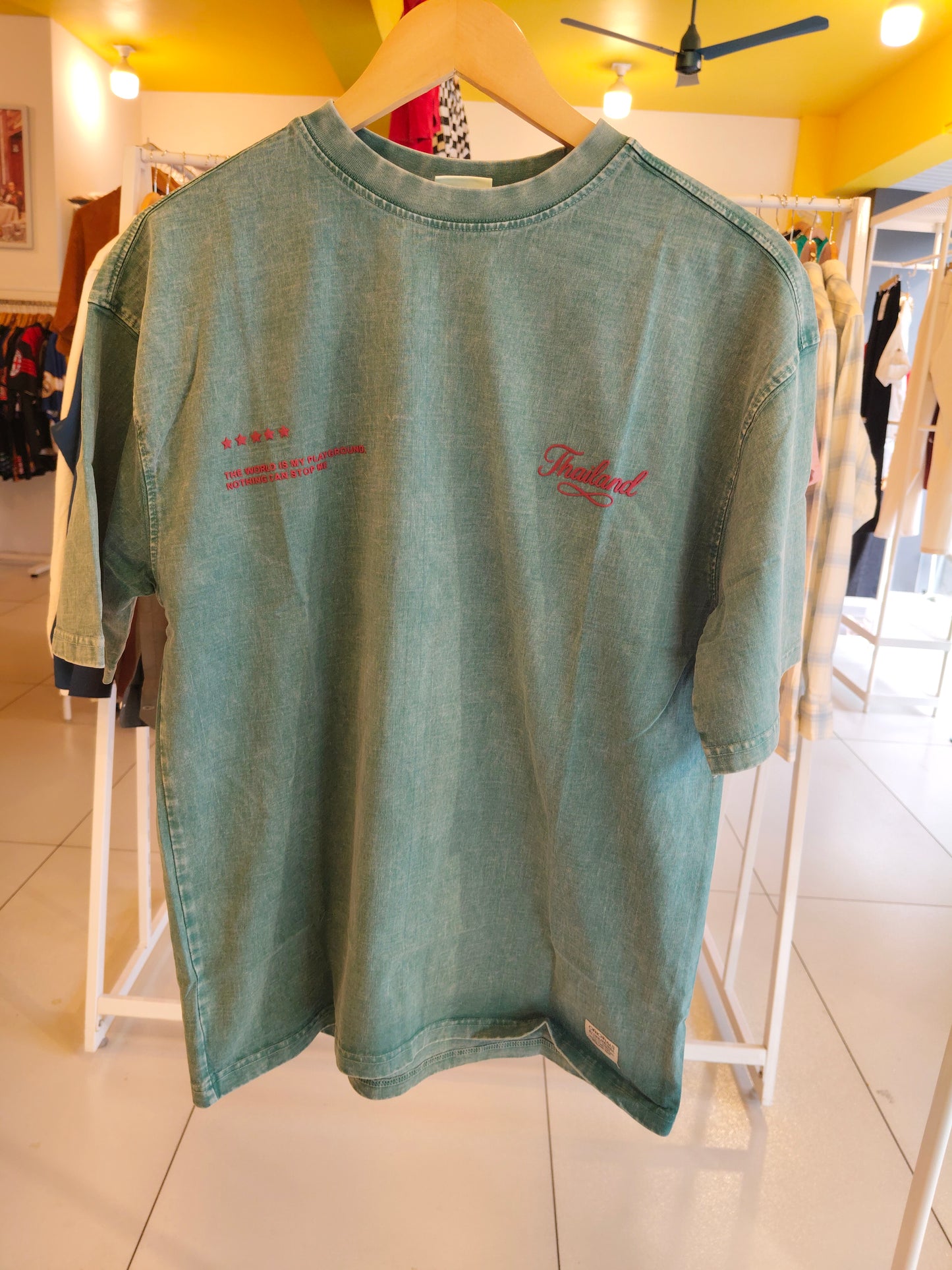 OVERSIZED TSHIRT  ( SMALL )