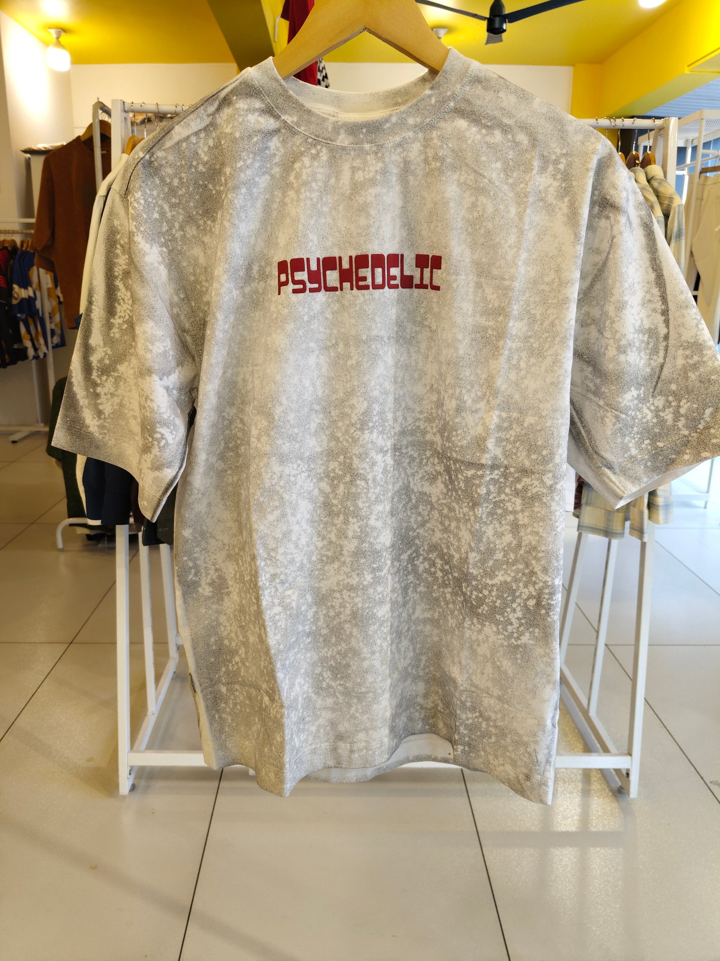 OVERSIZED TSHIRT  ( MEDIUM )