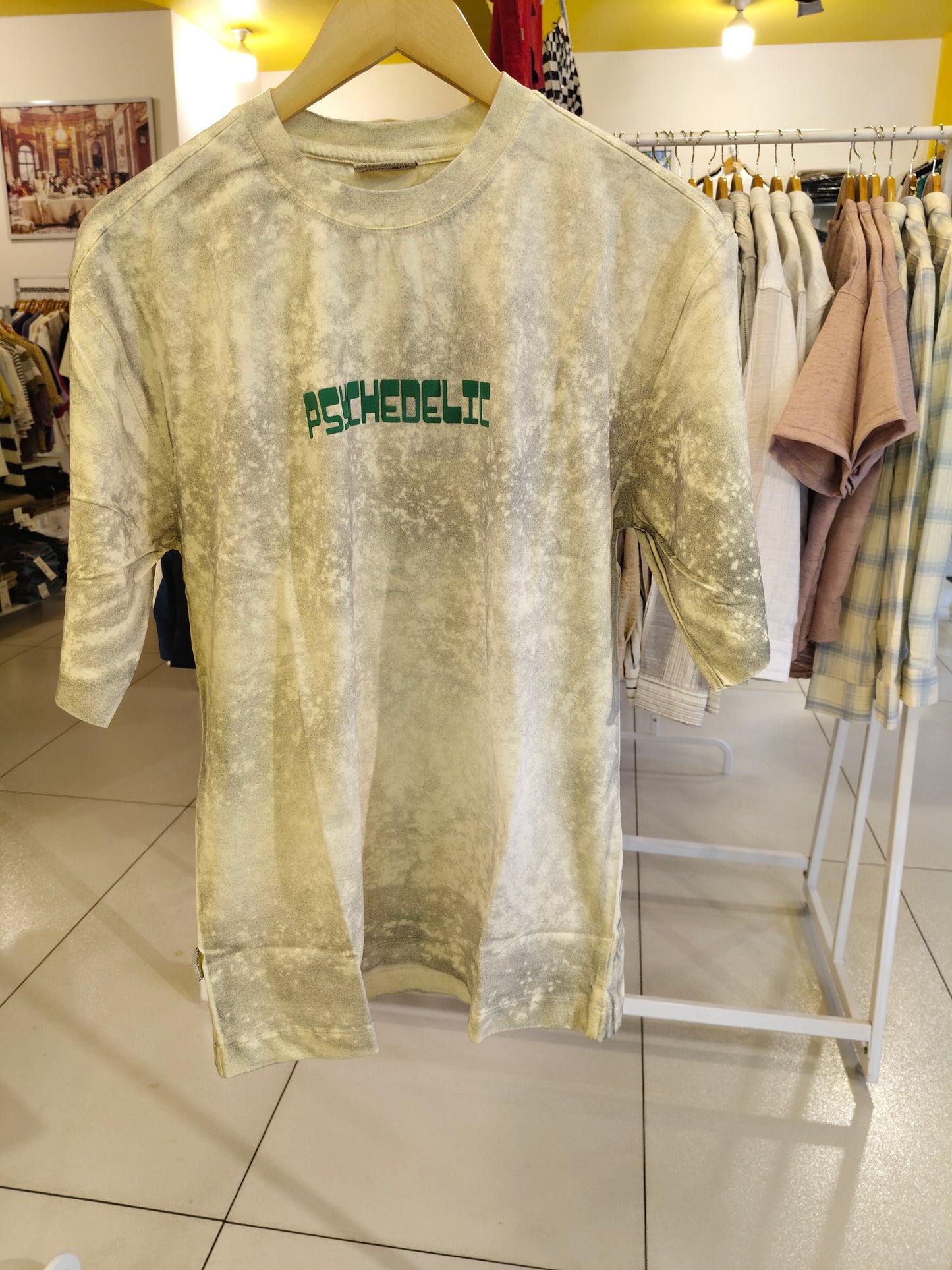 OVERSIZED TSHIRT  ( MEDIUM )