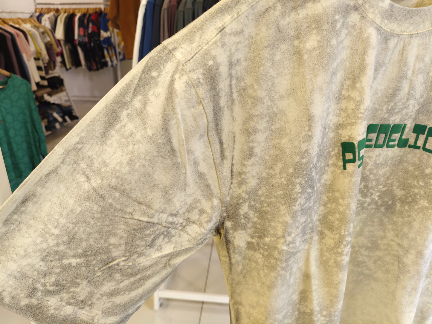 OVERSIZED TSHIRT  ( MEDIUM )