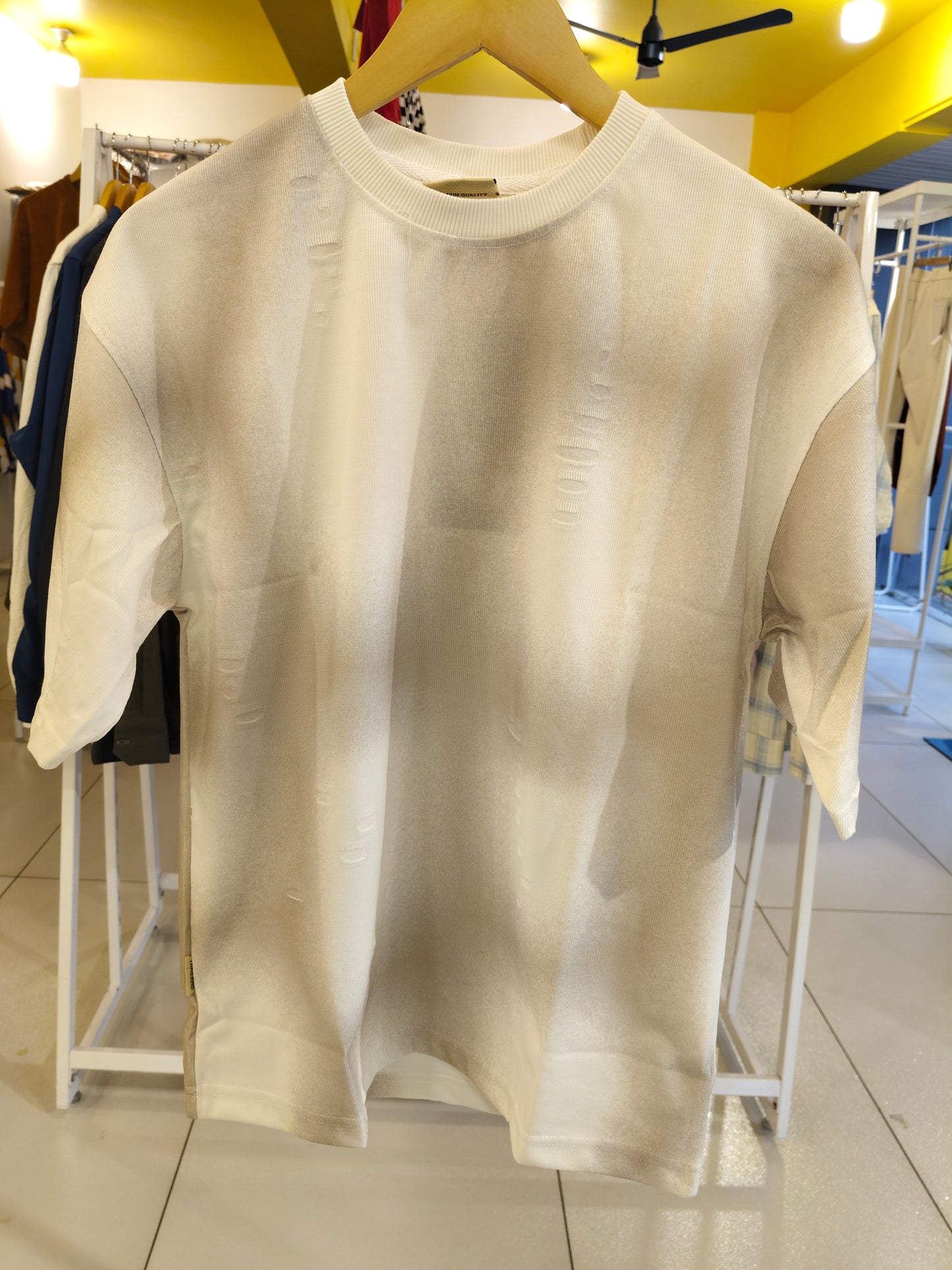 OVERSIZED TSHIRT  ( MEDIUM )