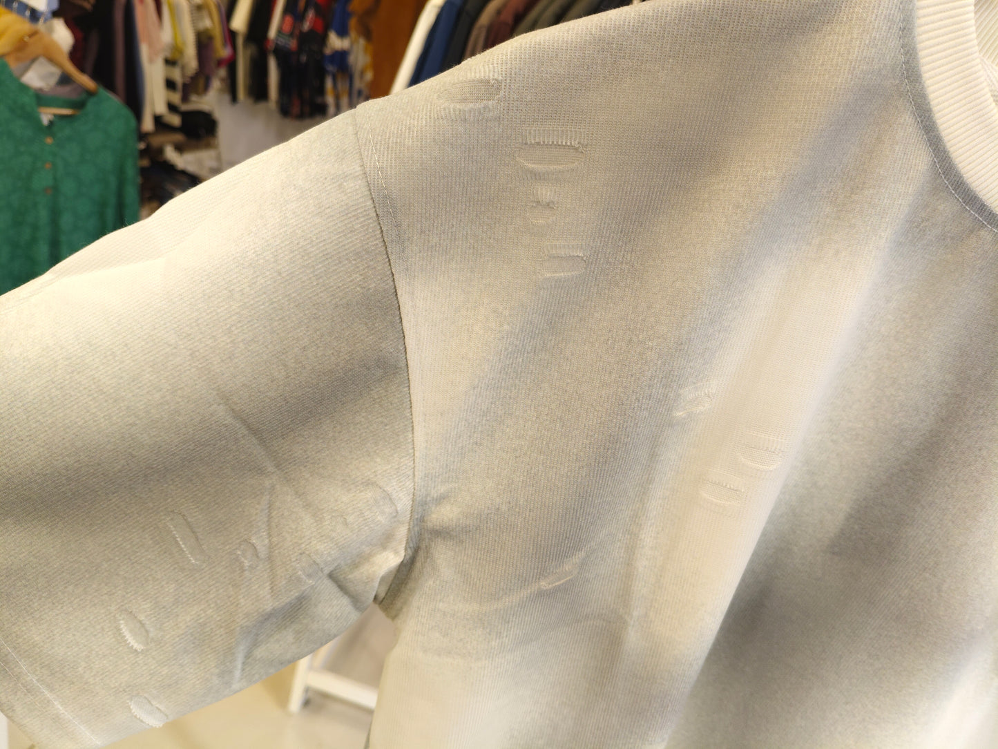 OVERSIZED TSHIRT  ( MEDIUM )