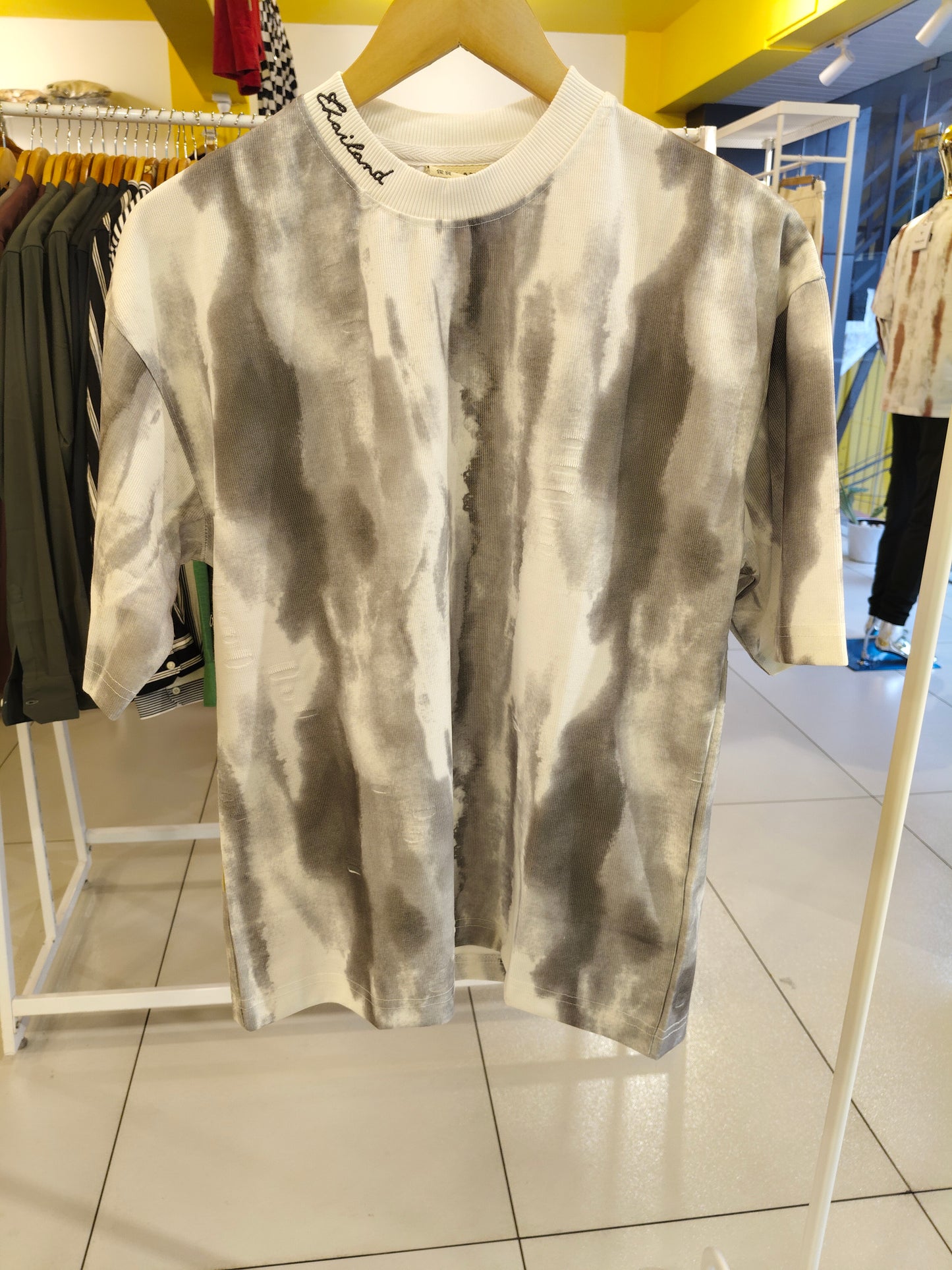 OVERSIZED TSHIRT  ( MEDIUM )
