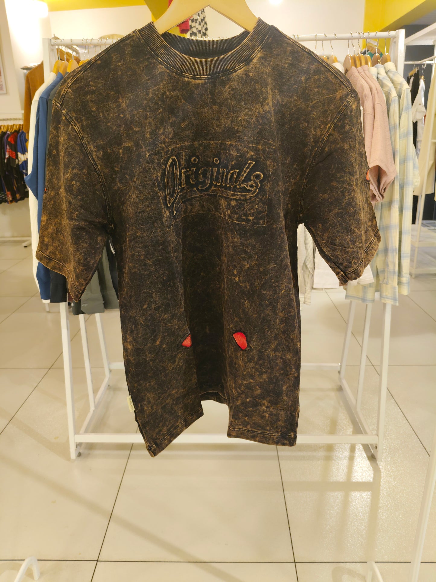 OVERSIZED TSHIRT  ( MEDIUM )