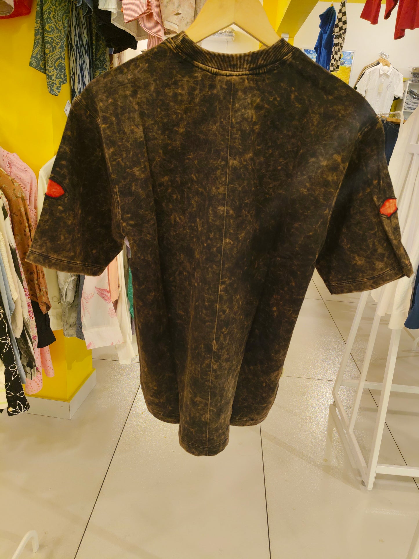 OVERSIZED TSHIRT  ( MEDIUM )