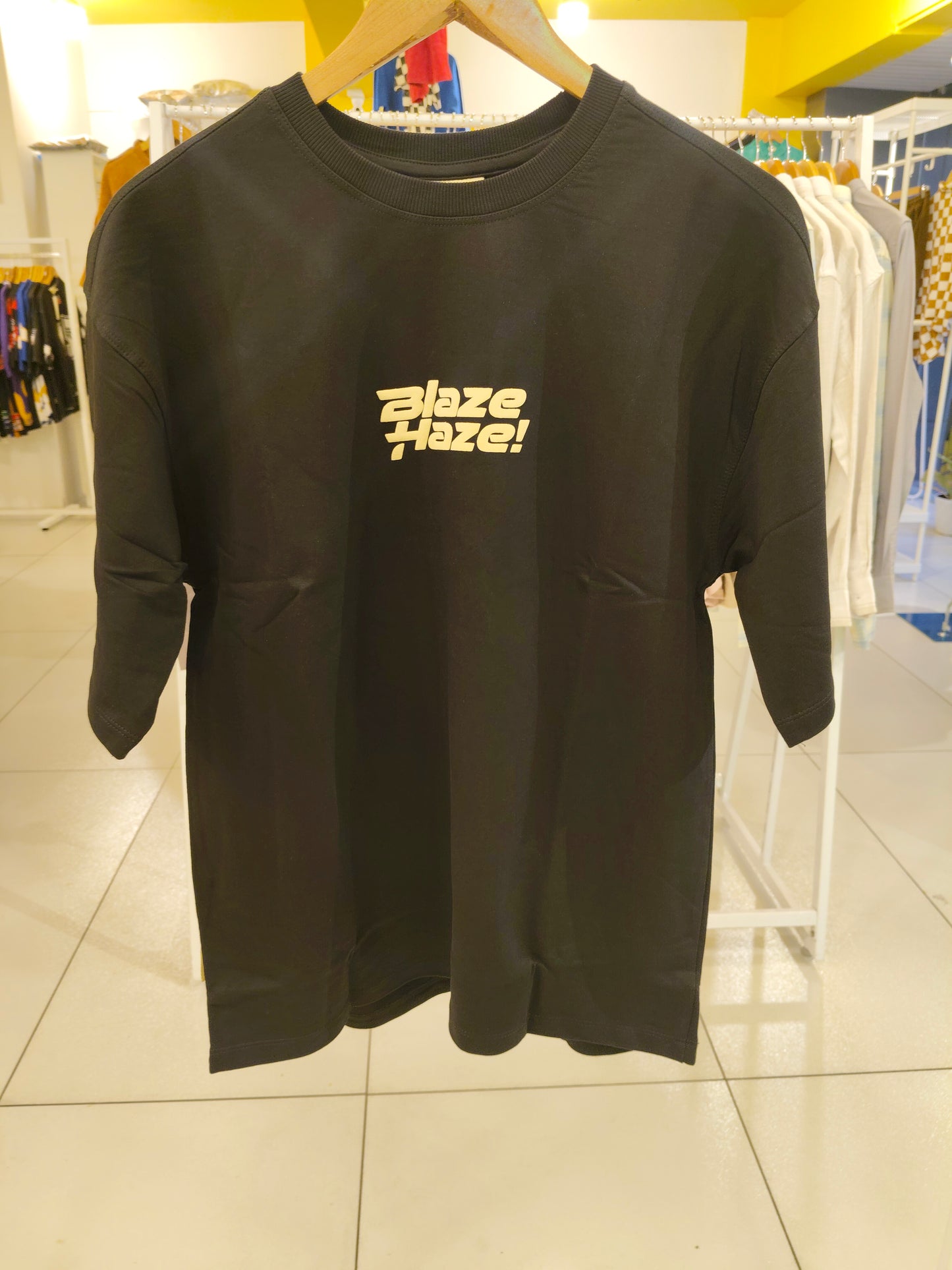 OVERSIZED TSHIRT  ( MEDIUM )